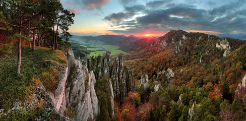 Papier Peint photo Marron profond Paysage de forêt de montagne de la Slovaquie à l& 39 automne, Sulov
