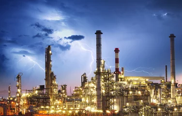 Photo sur Plexiglas construction de la ville Oil indutry refinery - factory with lightning