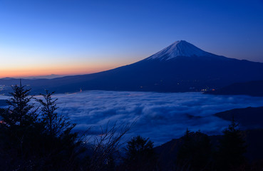 Fototapeta premium Lakeside of Kawaguchi and Mt.Fuji at dawn