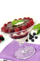 Schichtdessert mit Heidelbeeren und Himbeeren