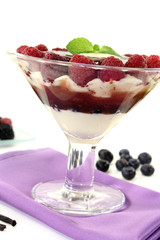 Schichtdessert mit Himbeeren
