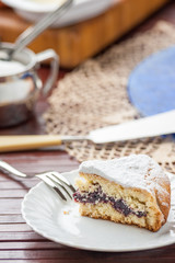 Fetta di torta pastcasalinga farcita con marmellata su un piatto