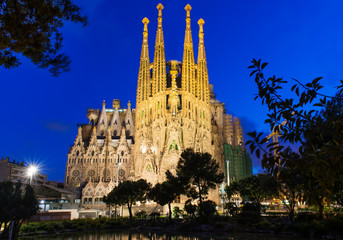 Night view of Sagrada Familia in Barcelona. Spain - obrazy, fototapety, plakaty