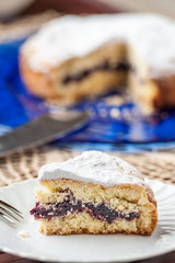 Fetta di torta pastcasalinga farcita con marmellata su un piatto