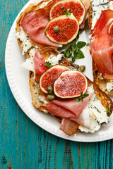 Bruschetta with blue cheese, smoked ham and fresh figs