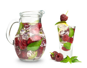 berry cocktail with mint and ice