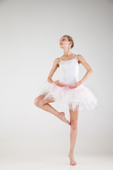 Naklejka premium Baleriny w klasycznej tutu na białym tle