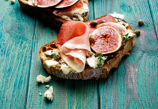 Grilled Country Bread With Ham, Blue Cheese And Figs