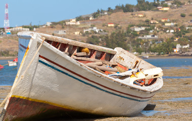 Fototapeta na wymiar barque rodriguaise de pêche traditionnelle