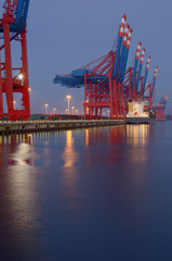 Tagesanbruch am Container-Terminal HDR