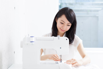 ミシンを使う女性