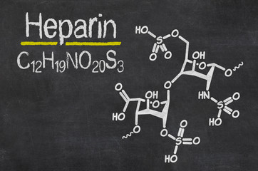 Schiefertafel mit der chemischen Formel von Heparin