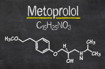 Schiefertafel mit der chemischen Formel von Metoprolol
