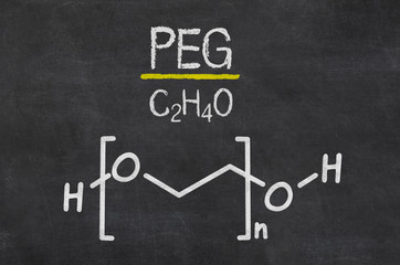 Schiefertafel mit der chemischen Formel von PEG