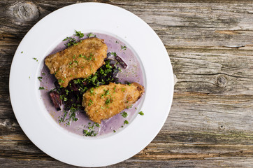 Schnitzel mit buntem Möhrengemüse