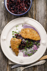 Schnitzel mit buntem Möhrengemüse