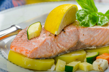 Salon baked in papilota with vegetable