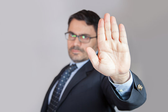 Uomo in ufficio dice alt - basta crisi