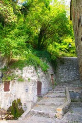 Rue du village de Crest dans la Drôme