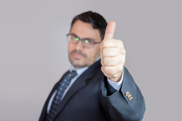Uomo in ufficio dice OK