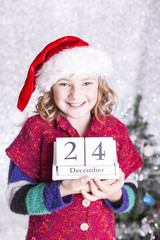 Kleiner Weihnachtsengel freut sich auf den 24 Dezember