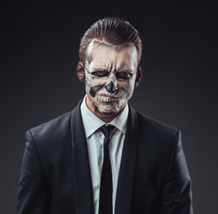 Obraz premium incredulous businessman with makeup skeleton
