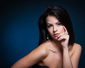 Naklejka premium Beautiful woman with evening make-up. Jewelry and Beauty. 
