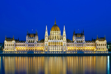 Fototapeta premium The hungarian Parliament in Budapest at evening, Hungary, Europe