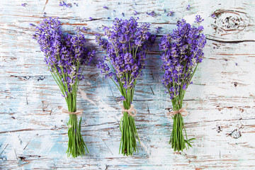 Fresh lavender on wood - obrazy, fototapety, plakaty