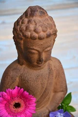 Gordijnen Close-up van Boeddhabeeld met bloemen © trinetuzun