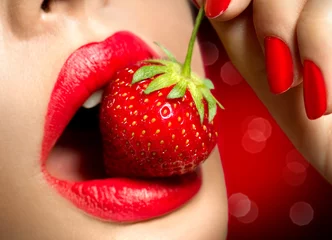 Sexy Frau, die Erdbeere isst. Sinnliche rote Lippen © Subbotina Anna