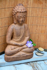 Standbeeld van Boeddha met bamboe rieten achtergrond