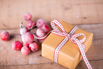 Weihnachtsgeschenk mit Deko auf Holz - Landhausstil