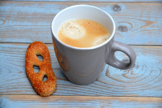 Koffie mok op oud hout met krakeling