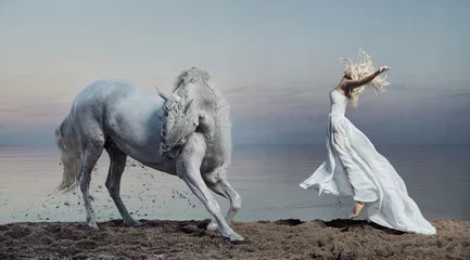 Deurstickers Artist KB Kunstfoto van de vrouw met sterk paard