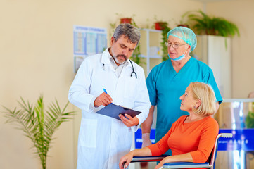 Obraz premium doctor and surgeon consulting patient about medication
