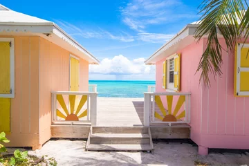 Crédence de cuisine en verre imprimé Plage et mer Maisons aux couleurs vives sur une île exotique des Caraïbes