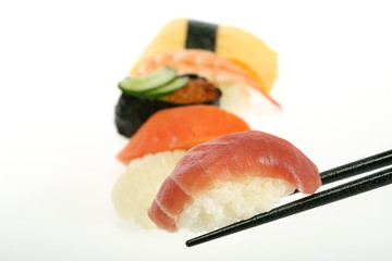 お寿司　イメージ　箸でつまむ