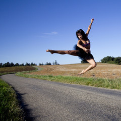 Saut spectaculaire d'une danseuse &agrave; la campagne.