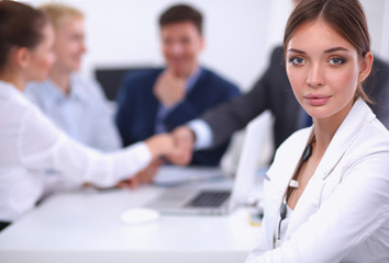 Obraz premium Beautiful young business people with colleagues discussing in