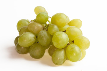 Raisin blanc sur fond blanc