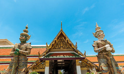Fototapeta premium Wat phra kaew deamon strażnik rzeźba pałac królów starożytna świątynia