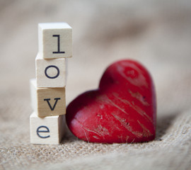 mot love et coeur rouge