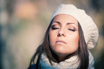 Obraz premium Beautiful young woman wearing white wool hat autumn portrait.