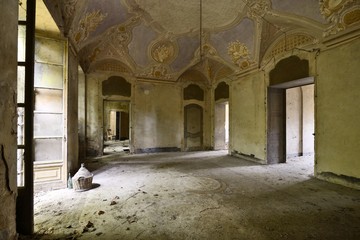 Fototapeta premium Opuszczony pokój z freskami