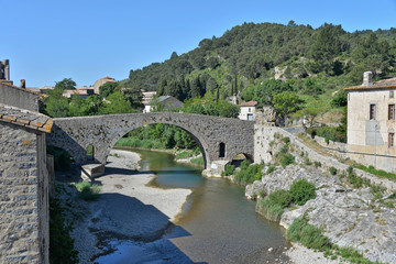 Fototapeta na wymiar Der Orbieu mit der alten Steinbogenbrücke in Lagrasse
