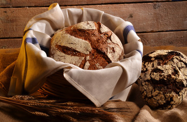 Canasta de pan artesanal en ambiente rustico.