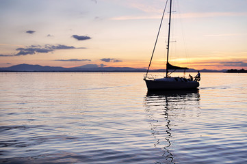 Barca a vela sul lago al tramonto