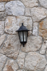 Lampe h&auml;ngt an Steinmauer