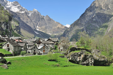 Fototapeta na wymiar traditionelles Dorf in Granitbauweise im Bavonatal im Tessin